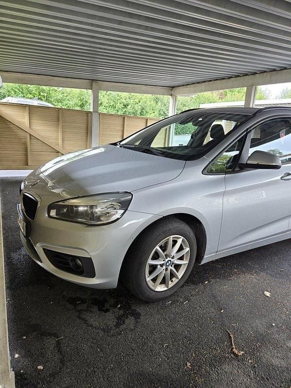 Silver Begagnad 2016 BMW 218 Gran Tourer Advantage Minibuss | 118 000 kr (Marknadspris) - Bild 1/4