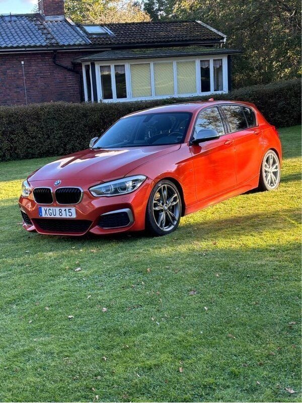 Orange Begagnad 2017 BMW M140 M Sport Halvkombi | 289 000 kr (Marknadspris) - Bild 1/4