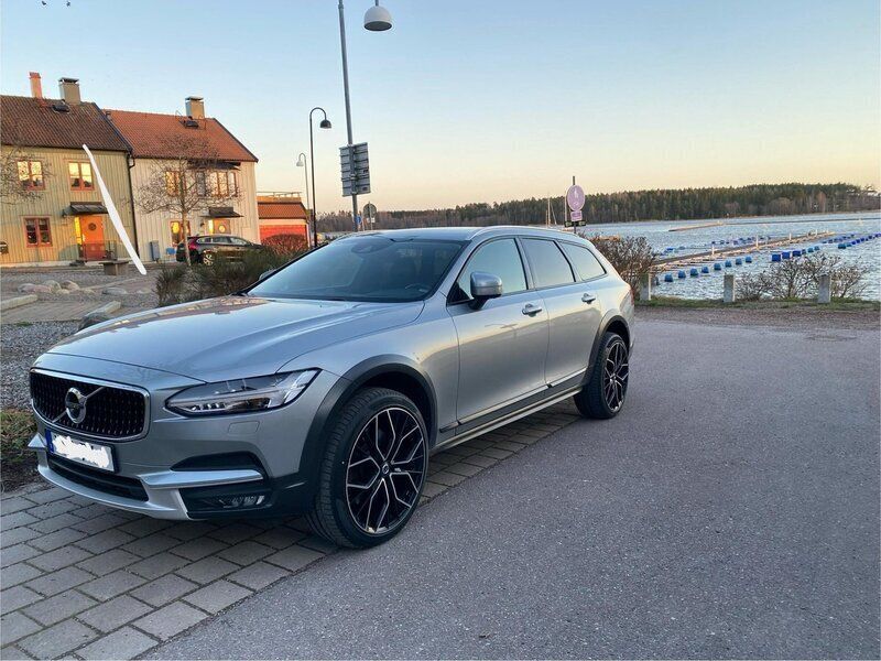 Silver Begagnad 2018 Volvo V90 CC Kombi | 335 000 kr (Lite dyr) - Bild 1/4