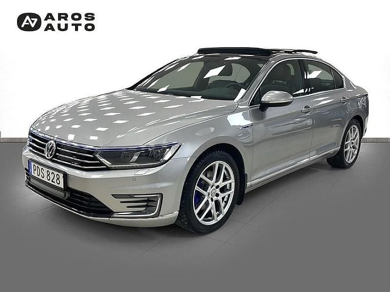 Silver Begagnad 2016 VW Passat GTE Sedan | 148 900 kr (Marknadspris) - Bild 1/4