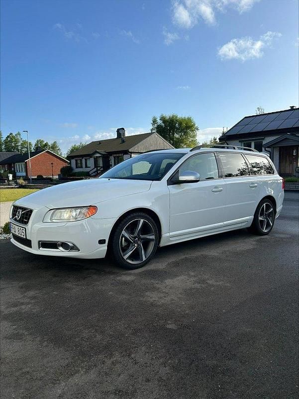 Vit Begagnad 2012 Volvo V70 R-Design Kombi | 85 500 kr (Marknadspris) - Bild 1/4
