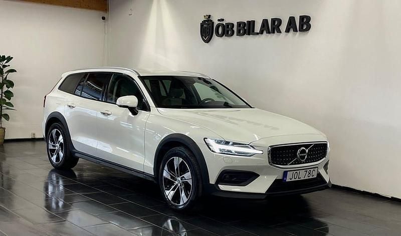 Vit Begagnad 2021 Volvo V60 CC Momentum Kombi | 279 900 kr (Bra pris) - Bild 1/4