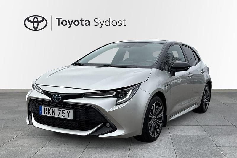 Silver (silvermetallic / svart tak) Begagnad 2019 Toyota Corolla Hybrid Style Halvkombi | 245 000 kr (Marknadspris) - Bild 1/3