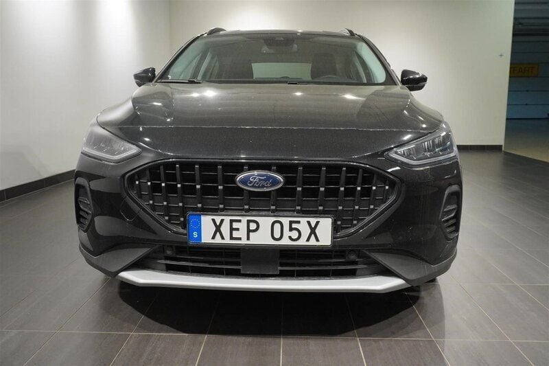 Svart (agate black) Begagnad 2024 Ford Focus Active Halvkombi | 229 900 kr (Marknadspris) - Bild 1/2