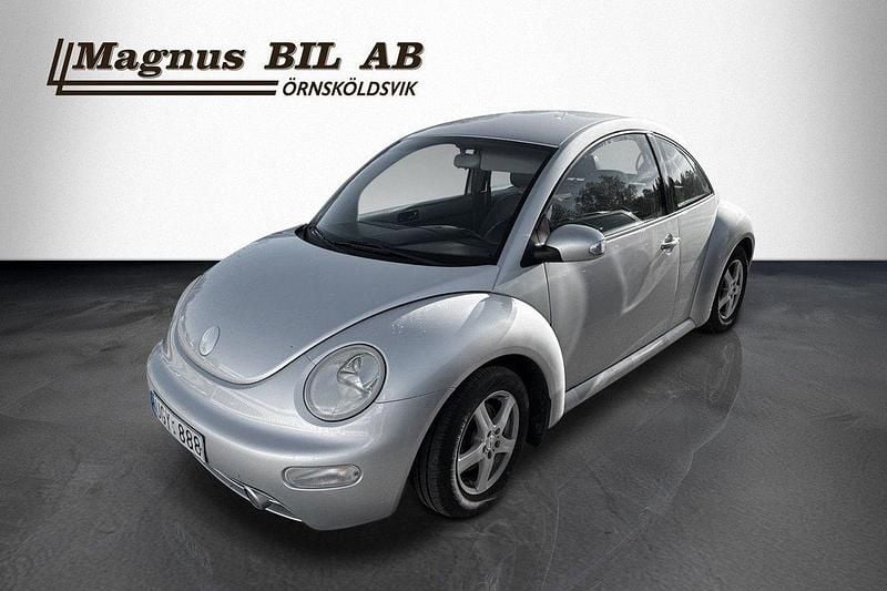 Silver Begagnad 2003 VW Beetle Highline Halvkombi | 39 900 kr (Marknadspris) - Bild 1/4