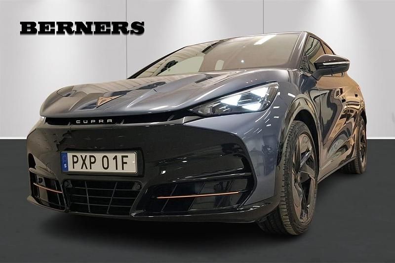 Mörkblå (blå) Begagnad 2024 Cupra Tavascan VZ SUV | 539 900 kr (Marknadspris) - Bild 1/4