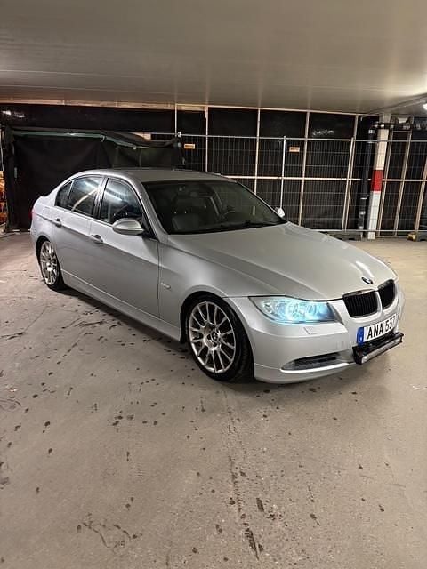Grå Begagnad 2006 BMW 325 Advantage Sedan | 43 000 kr (Bra pris) - Bild 1/4