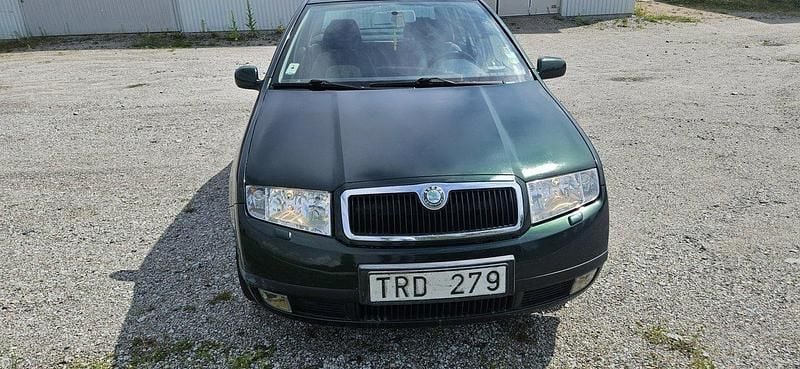 Grön Begagnad 2002 Skoda Fabia Sedan | 23 500 kr (Marknadspris) - Bild 1/4