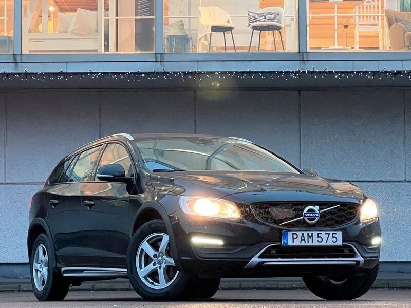 Svart Begagnad 2017 Volvo V60 CC Kombi | 157 900 kr (Marknadspris) - Bild 1/4
