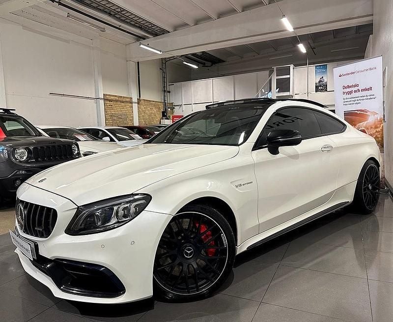 Vit Begagnad 2018 Mercedes C63S AMG AMG Sportkupé | 569 900 kr (Bra pris) - Bild 1/4