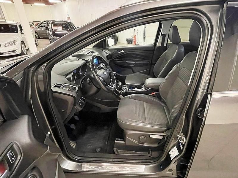 Begagnad Ford Kuga Titanium 150 HK (110 kW) 2018 Grå SUV