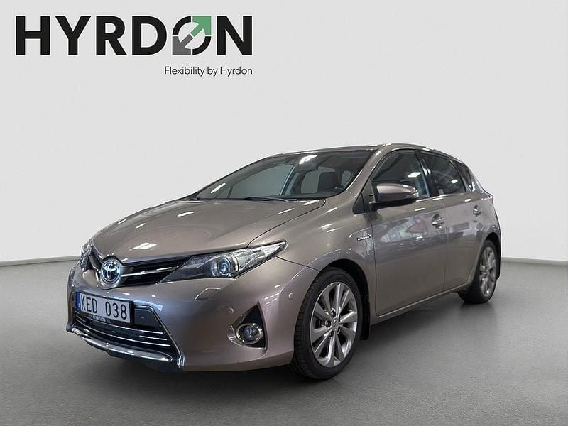Brun Begagnad 2013 Toyota Auris Hybrid Executive Halvkombi | 114 900 kr (Marknadspris) - Bild 1/4