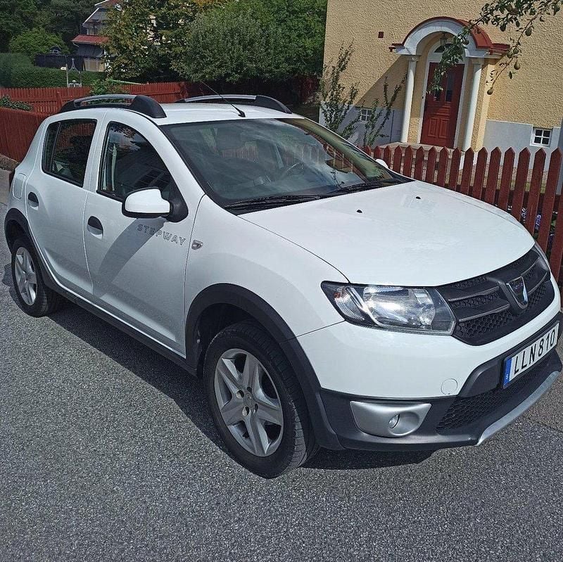 Vit Begagnad 2014 Dacia Sandero Stepway Halvkombi | 65 000 kr (Marknadspris) - Bild 1/4