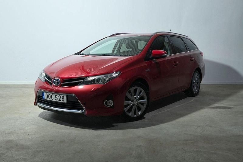 Mörkröd (röd) Begagnad 2014 Toyota Auris Hybrid Kombi | 128 900 kr (Marknadspris) - Bild 1/3