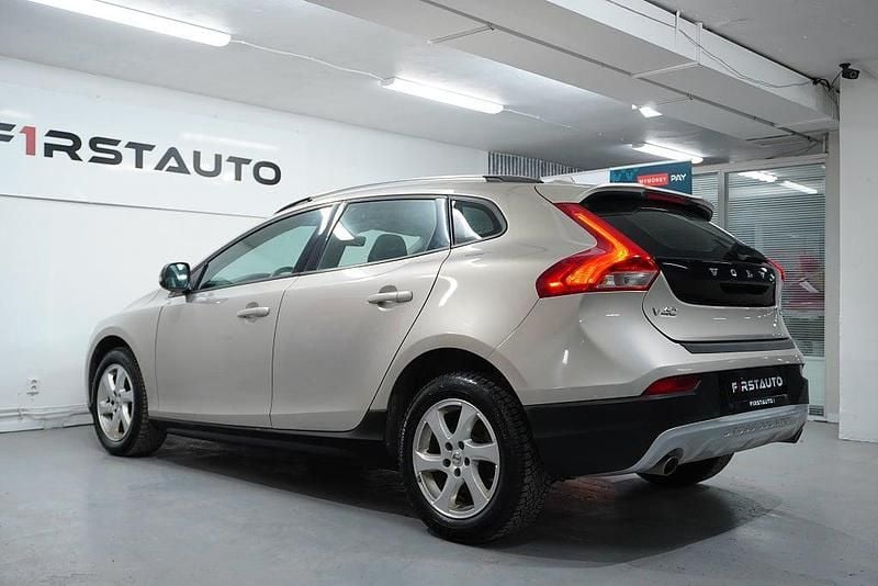 Begagnad Volvo V40 Business Edition 150 HK (110 kW) 2017 Ljusbrun Halvkombi