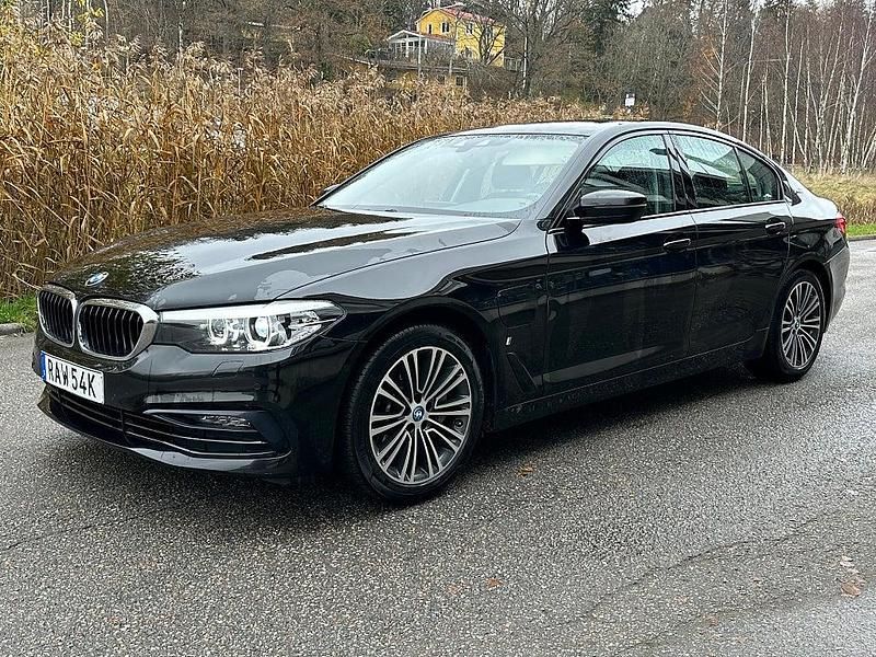 Svart Begagnad 2019 BMW 530e iPerformance Sedan | 209 900 kr (Bra pris) - Bild 1/4