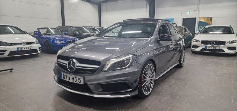 Mörkgrå (grå) Begagnad 2014 Mercedes A45 AMG AMG Halvkombi | 279 900 kr (Marknadspris) - Bild 1/4