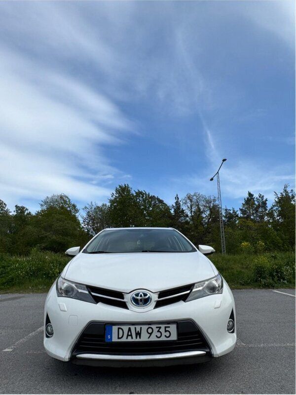 Vit Begagnad 2014 Toyota Auris Hybrid Active Halvkombi | 135 000 kr (Marknadspris) - Bild 1/4