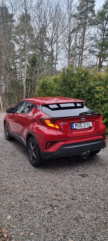 Begagnad Toyota C-HR 122 HK (89 kW) 2021 Supersonic red SUV