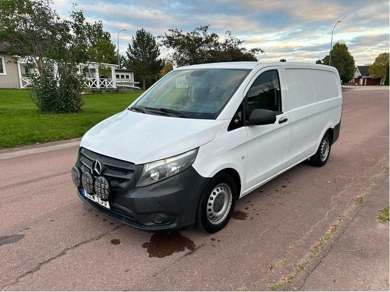 Vit Begagnad 2015 Mercedes Vito Minibuss | 108 000 kr (Marknadspris) - Bild 1/4