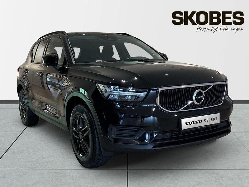 Svart Begagnad 2022 Volvo XC40 Momentum SUV | 264 900 kr (Marknadspris) - Bild 1/3