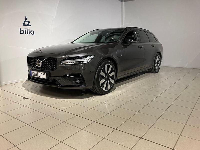 Grå Begagnad 2024 Volvo V90 Plus Kombi | 529 900 kr (Marknadspris) - Bild 1/3