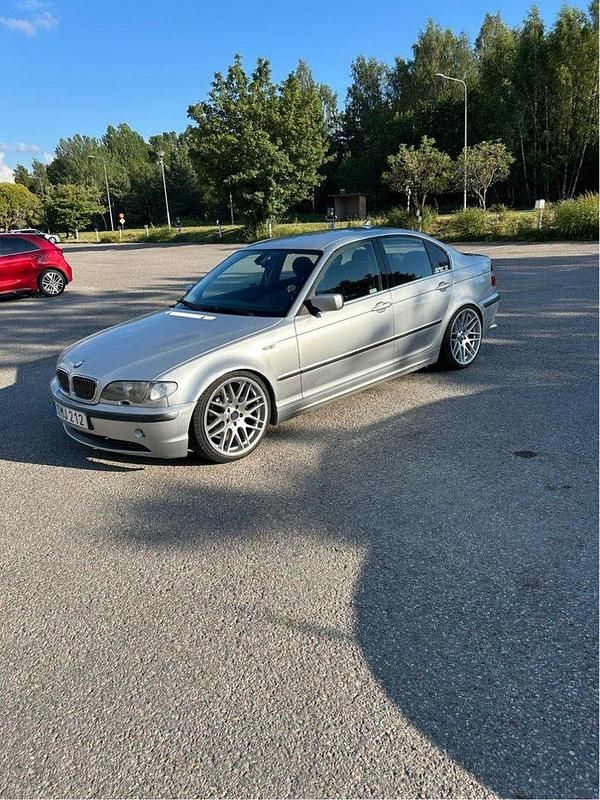 Grå Begagnad 2002 BMW 320 Sedan | 45 000 kr (Marknadspris) - Bild 1/4