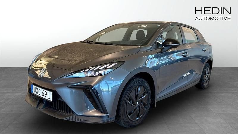 Grå (grey) Begagnad 2023 MG MG4 EV Halvkombi | 259 900 kr (Marknadspris) - Bild 1/4