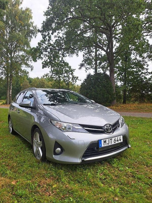 Grå Begagnad 2014 Toyota Auris Touring Sports Edition Kombi | 75 000 kr (Lite dyr) - Bild 1/4