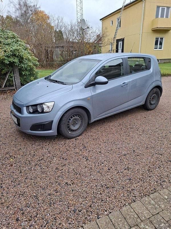 Blå Begagnad 2012 Chevrolet Aveo Halvkombi | 39 000 kr (Marknadspris) - Bild 1/4