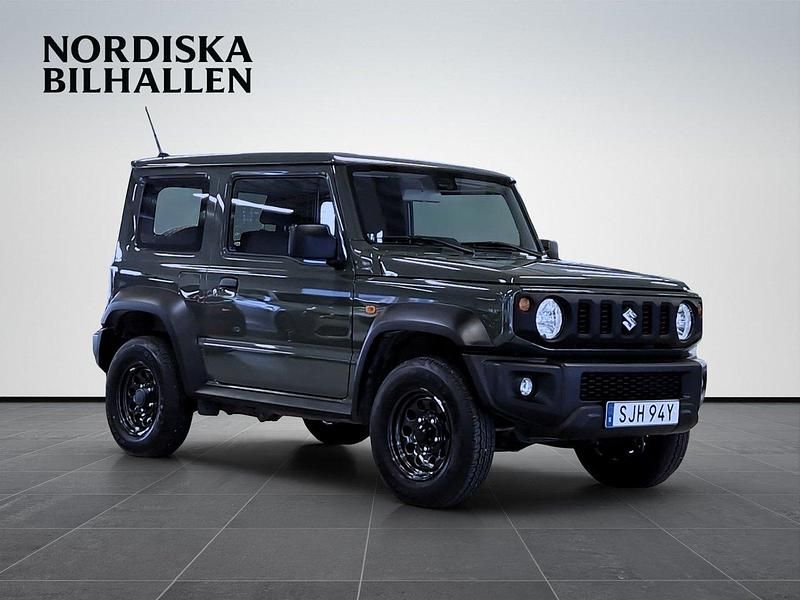 Grön Begagnad 2022 Suzuki Jimny SUV | 309 798 kr (Marknadspris) - Bild 1/4