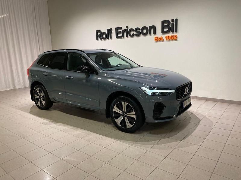 Grå Begagnad 2023 Volvo XC60 Plus SUV | 489 500 kr (Marknadspris) - Bild 1/4