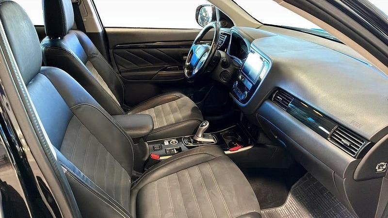Begagnad Mitsubishi Outlander 203 HK (149 kW) 2016 Svart SUV