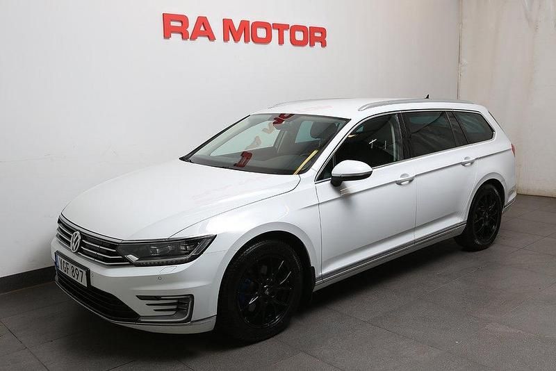 Vit Begagnad 2016 VW Passat GTE Kombi | 138 900 kr (Marknadspris) - Bild 1/3