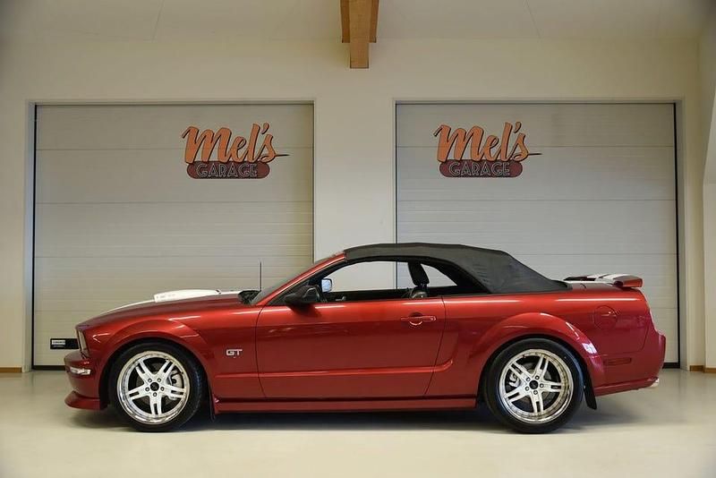 Mörkröd Begagnad 2007 Ford Mustang GT Convertible Cab | 229 000 kr (Bra pris) - Bild 1/4