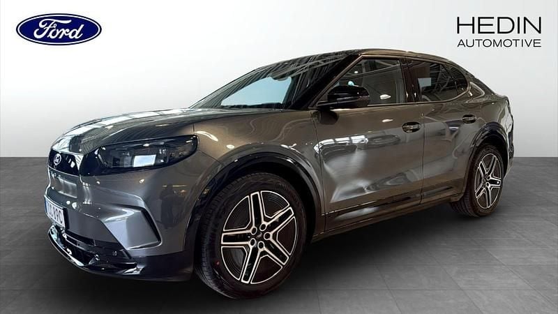 Grå (grey) Ny 2025 Ford Capri Premium SUV | 623 000 kr (Dyr) - Bild 1/4