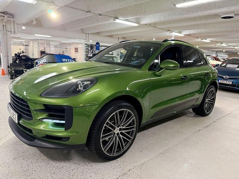 Grön (mamba green metallic) Begagnad 2019 Porsche Macan SUV | 479 900 kr (Marknadspris) - Bild 1/4