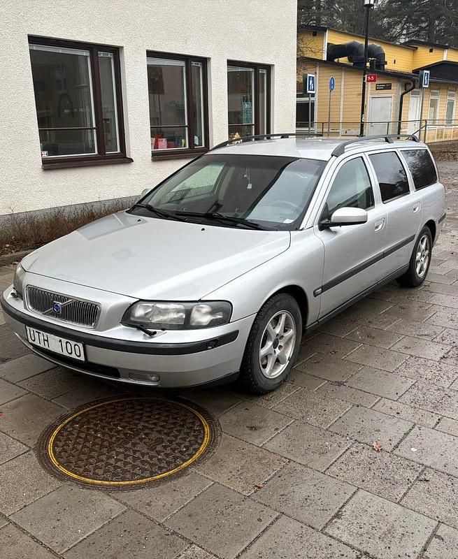 Grå Begagnad 2004 Volvo V70 Kombi | 22 500 kr (Marknadspris) - Bild 1/4