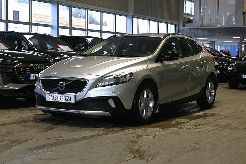 Silver Begagnad 2016 Volvo V40 CC Kombi | 169 000 kr (Marknadspris) - Bild 1/4