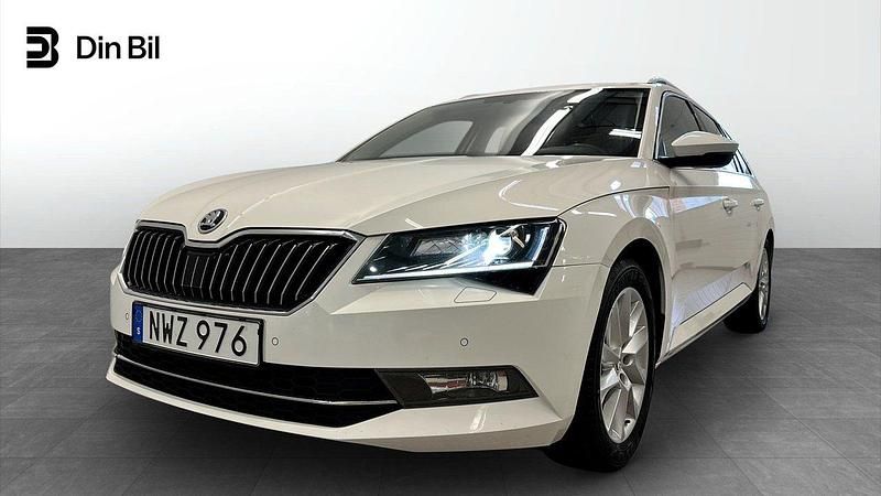 Vit Begagnad 2015 Skoda Superb Style Kombi | 169 900 kr (Lite dyr) - Bild 1/4