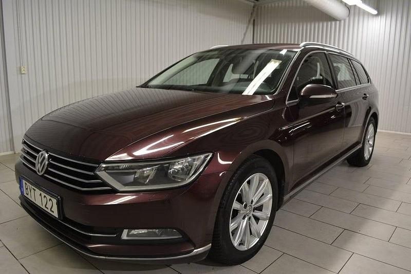 Mörkröd (röd) Begagnad 2015 VW Passat GT Kombi | 134 000 kr (Bra pris) - Bild 1/3
