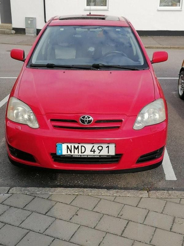 Röd Begagnad 2006 Toyota Corolla Halvkombi | 32 000 kr (Bra pris) - Bild 1/4