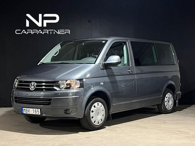 Grå Begagnad 2013 VW Caravelle Comfortline Minibuss | 189 900 kr - Bild 1/4