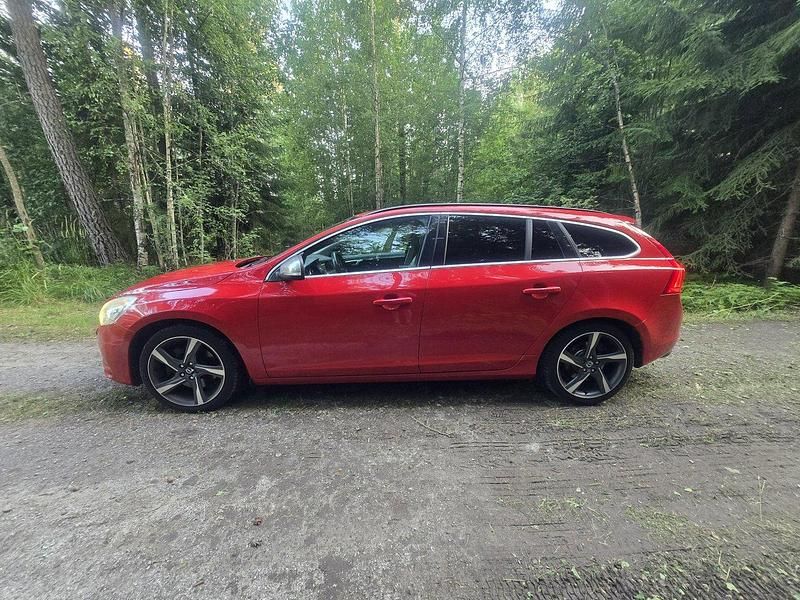 Röd Begagnad 2012 Volvo V60 R-Design Kombi | 129 900 kr (Superpris) - Bild 1/4