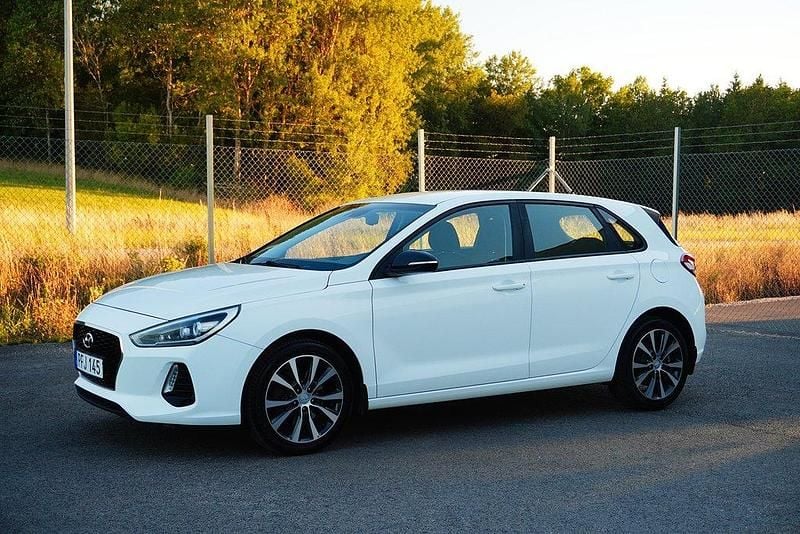 Vit Begagnad 2017 Hyundai i30 Halvkombi | 114 900 kr (Marknadspris) - Bild 1/4
