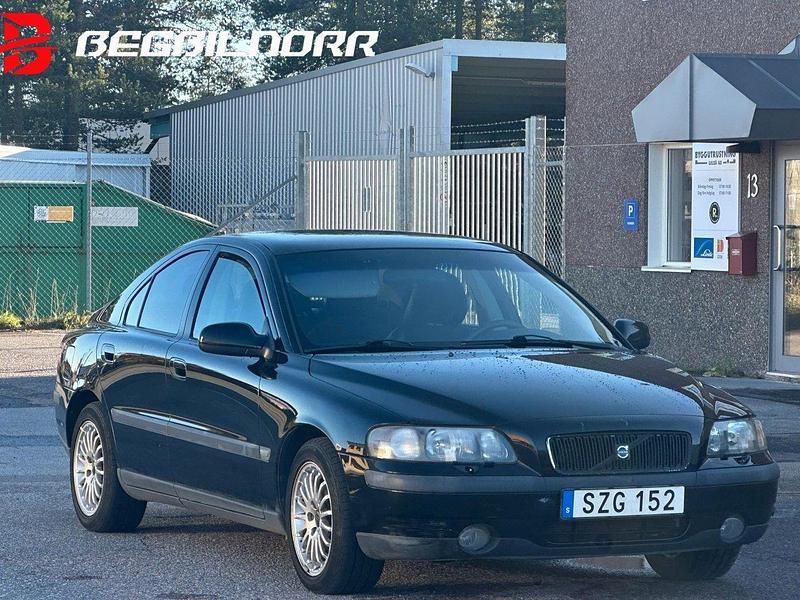 Svart Begagnad 2002 Volvo S60 Sedan | 34 900 kr (Marknadspris) - Bild 1/2
