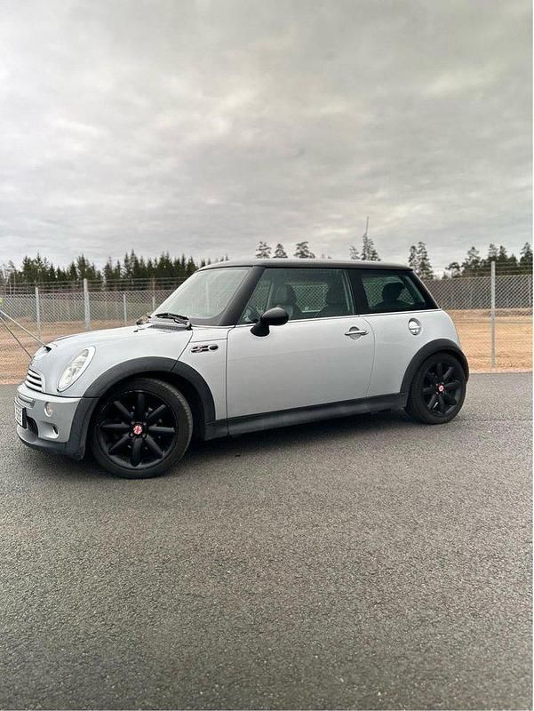 Grå Begagnad 2003 Mini Cooper S Halvkombi | 28 000 kr (Marknadspris) - Bild 1/4