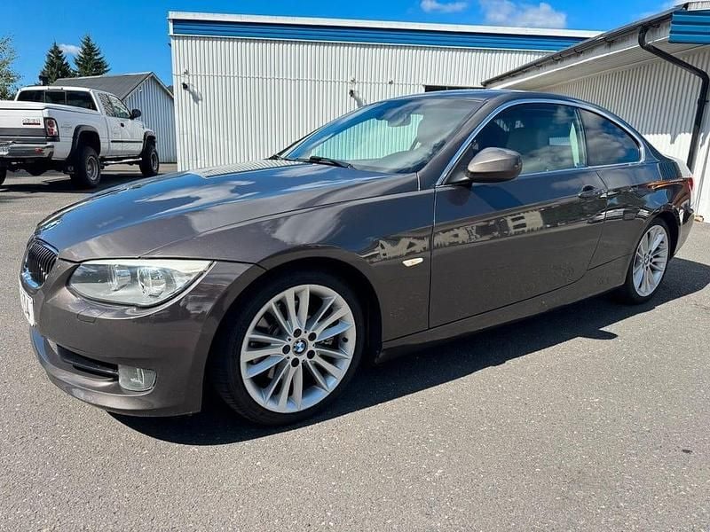 Brun Begagnad 2012 BMW 325 Sportkupé | 179 900 kr (Marknadspris) - Bild 1/4