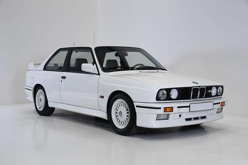 Vit Begagnad 1988 BMW M3 Sedan | 699 900 kr - Bild 1/4