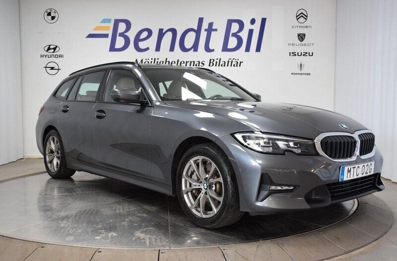 Grå Begagnad 2020 BMW 330e Sport Line Kombi | 274 500 kr (Superpris) - Bild 1/3